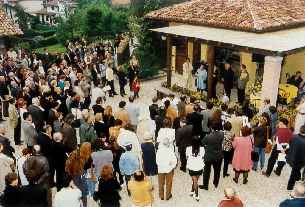Inaugurazione storica della cascina Corte Gelsi con una folla riunita davanti alla struttura