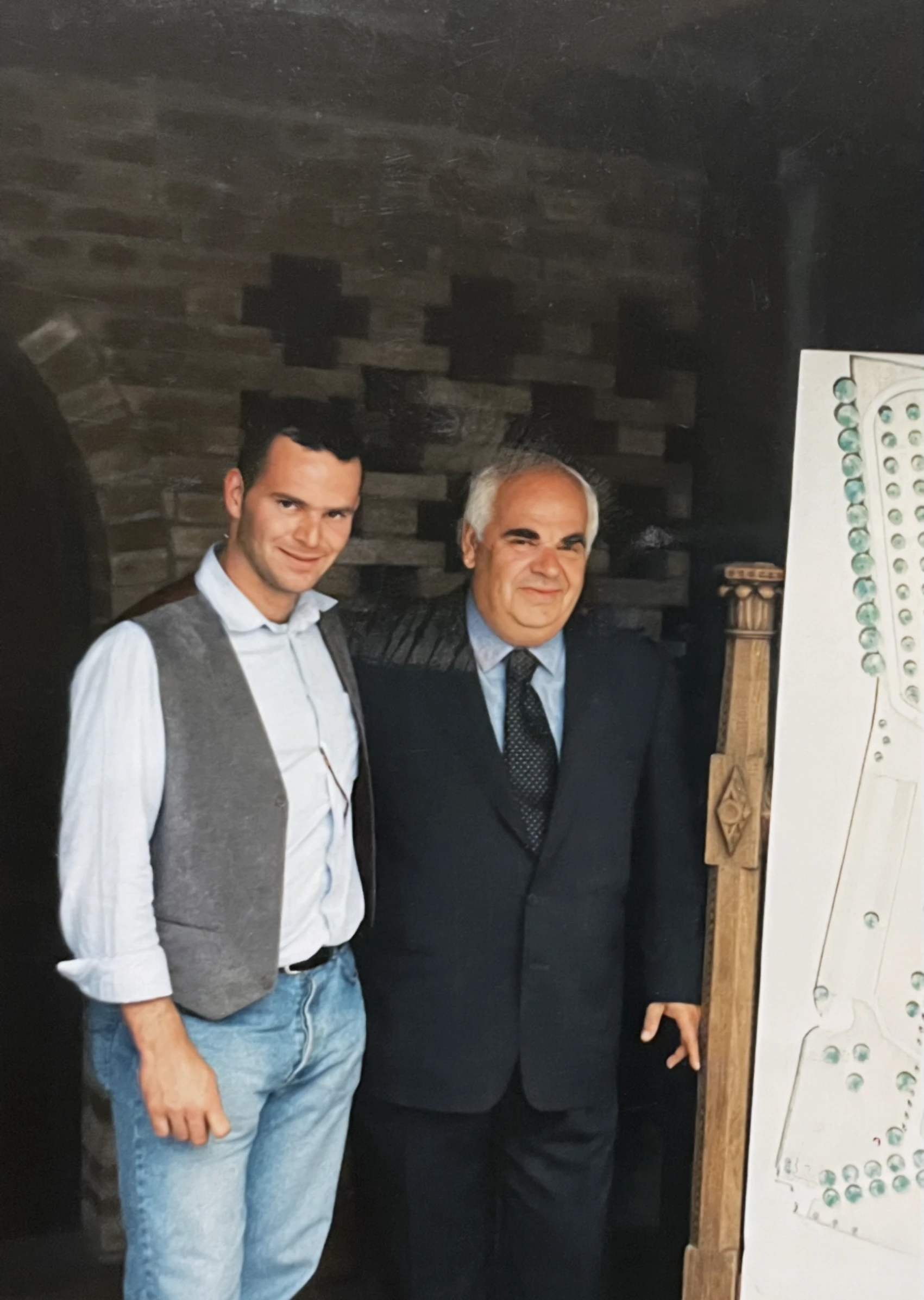 Foto storica di Andrea con suo padre Marco davanti a una planimetria della cascina Corte Gelsi