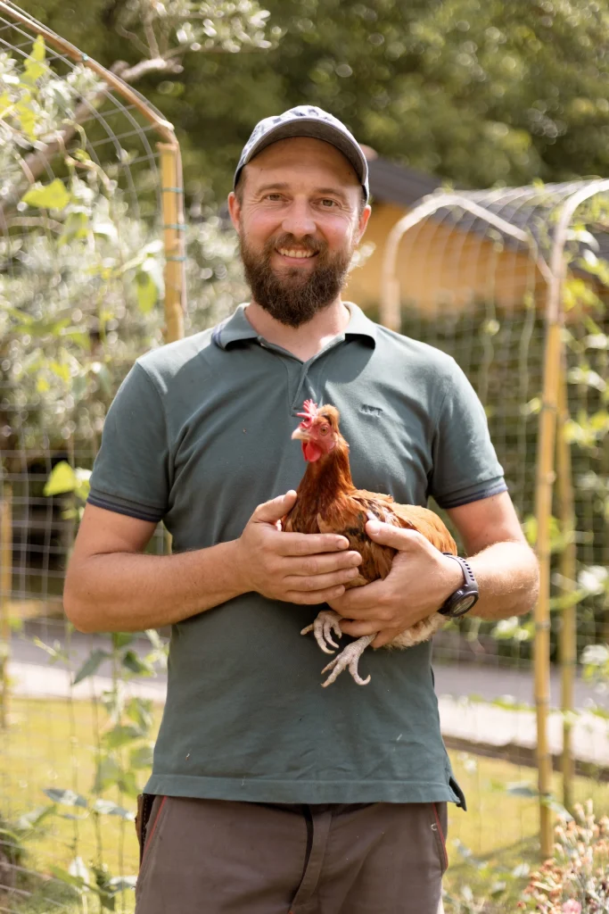 Giardiniere della tenuta Corte Gelsi con una gallina in mano
