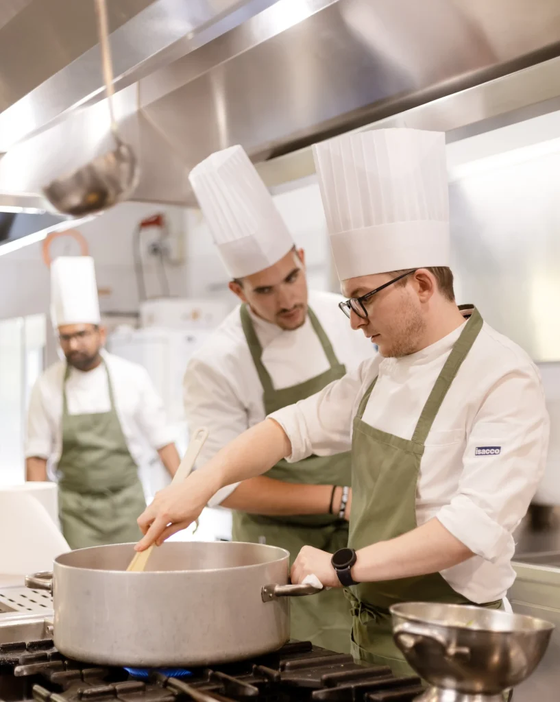 Chef del ristorante Corte Gelsi al lavoro in cucina