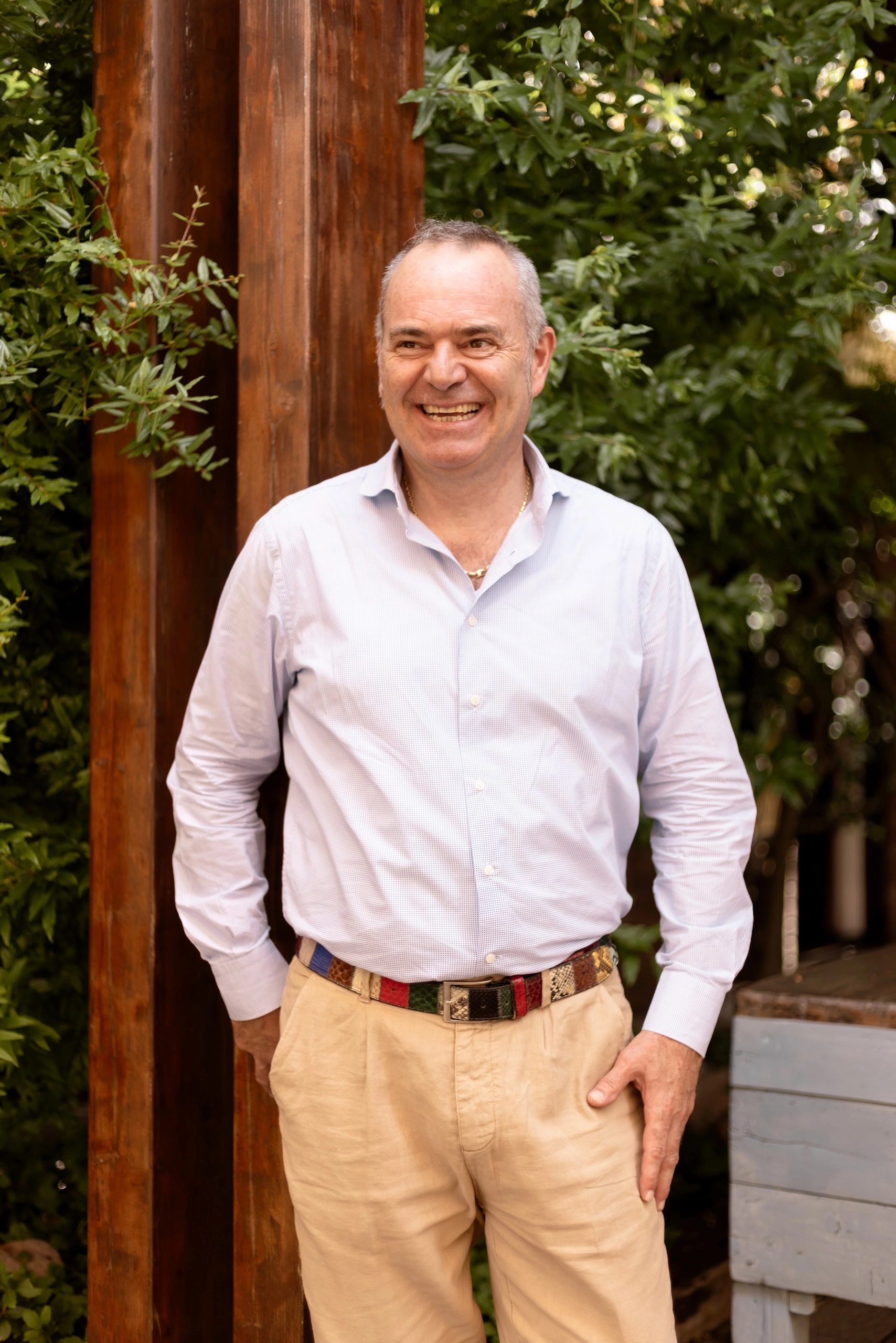 Ritratto sorridente di Giulio all’esterno del ristorante Corte Gelsi