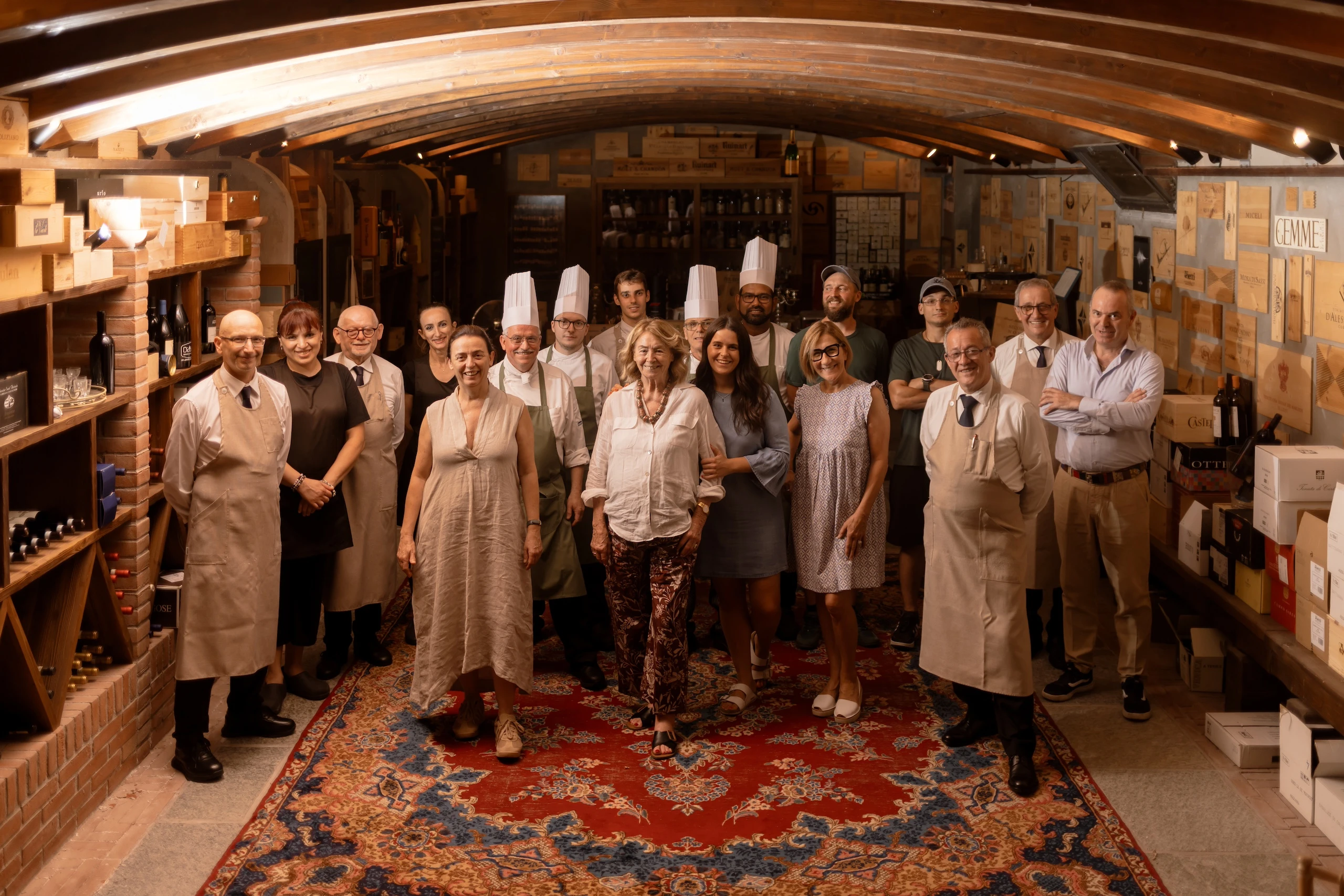 Foto di gruppo del team Corte Gelsi nella cantina del ristorante