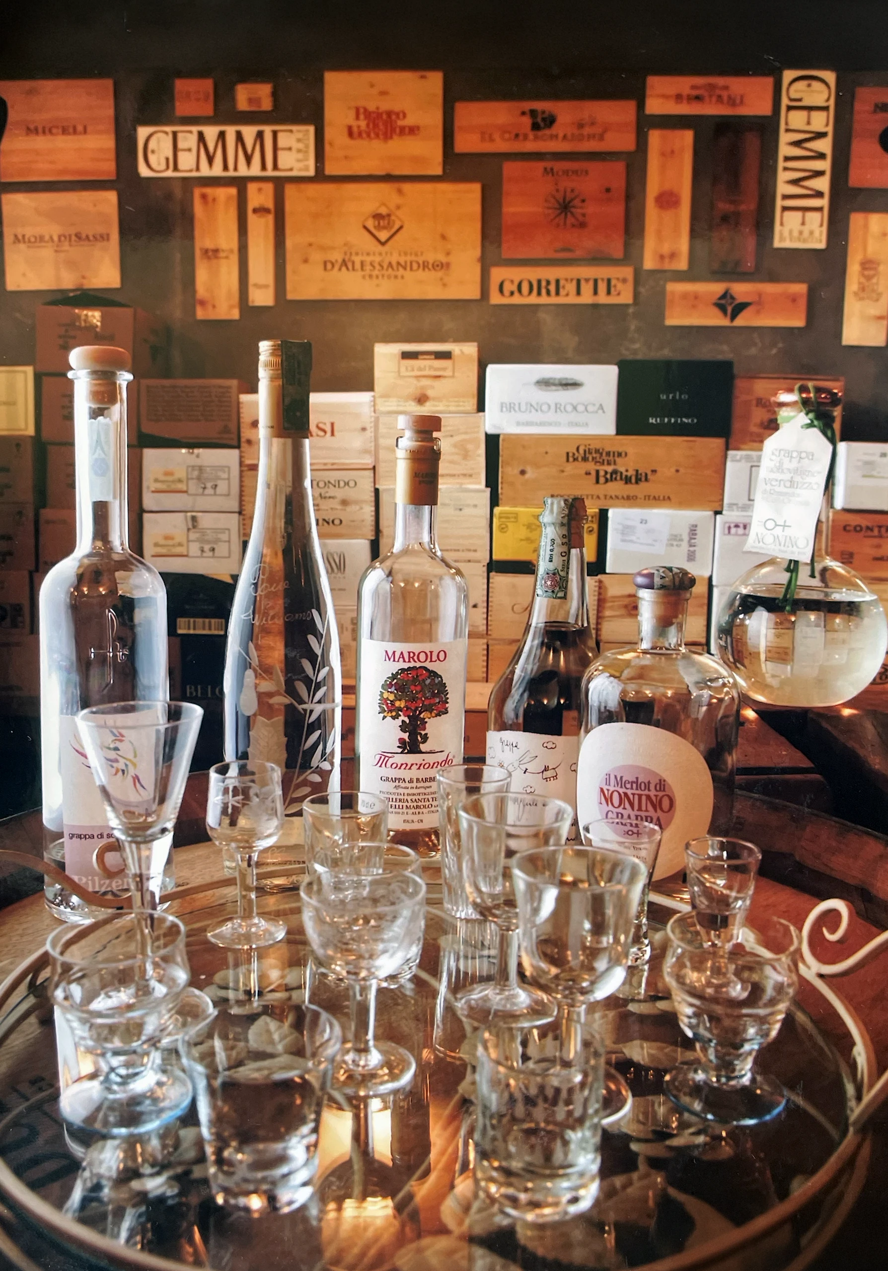 Bottiglie di distillati e grappe esposte nella cantina di Corte Gelsi