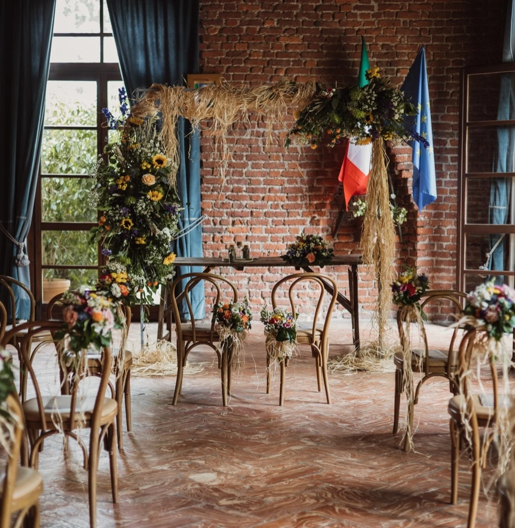 Allestimento floreale per cerimonia di matrimonio nel Granaio di Corte Gelsi