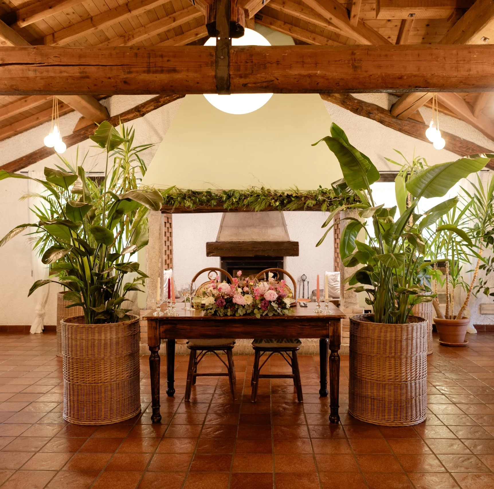 Sala Monterosa di Corte Gelsi con camino e decorazioni floreali per ricevimenti