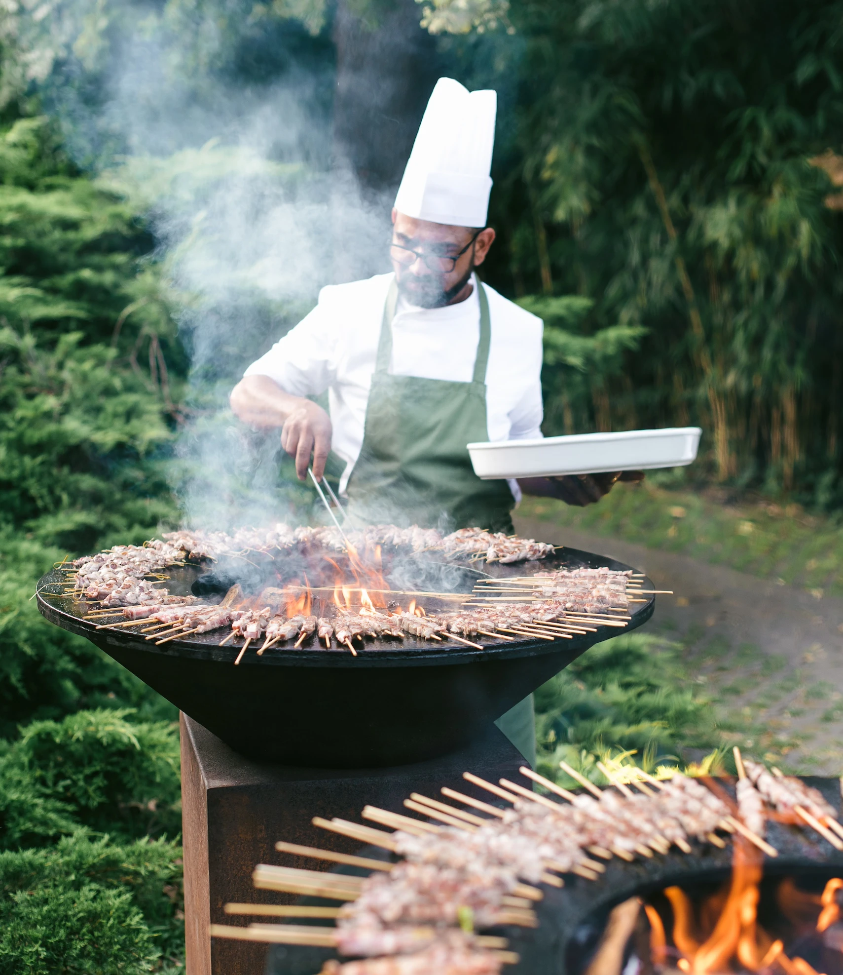 Chef di Corte Gelsi alla griglia con arrosticini durante un evento