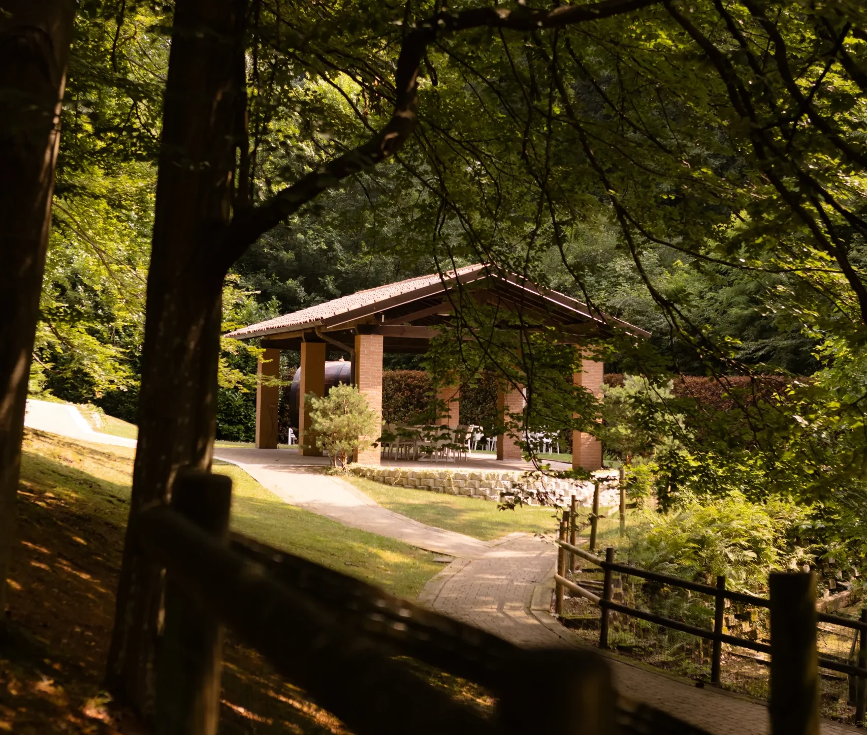Portico immerso nel verde della location Corte Gelsi a Varese