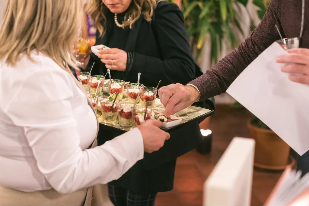 Ospiti che assaggiano finger food durante un evento al Ristorante Corte Gelsi a Malnate