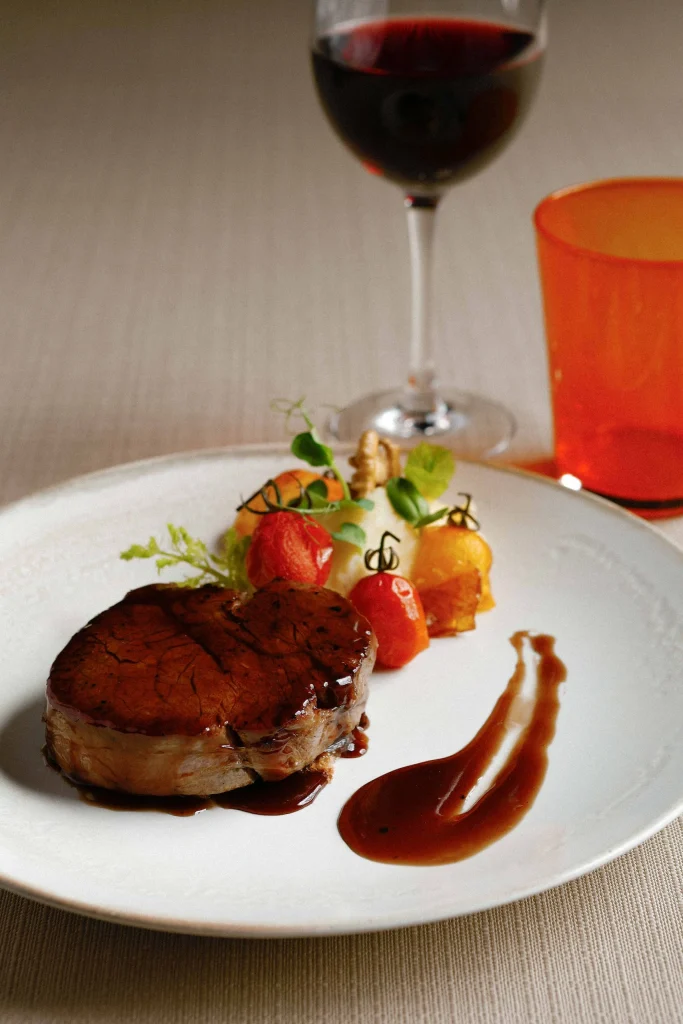 Filetto di manzo con riduzione al vino rosso e verdure di stagione