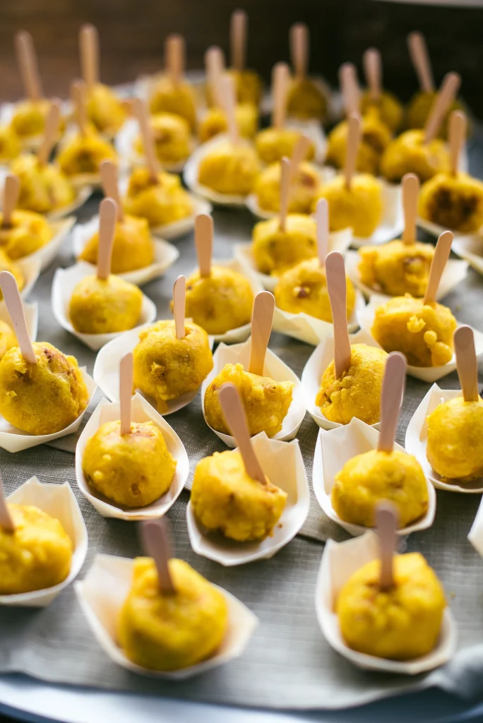 Polpette finger food servite in monoporzioni con stecchino