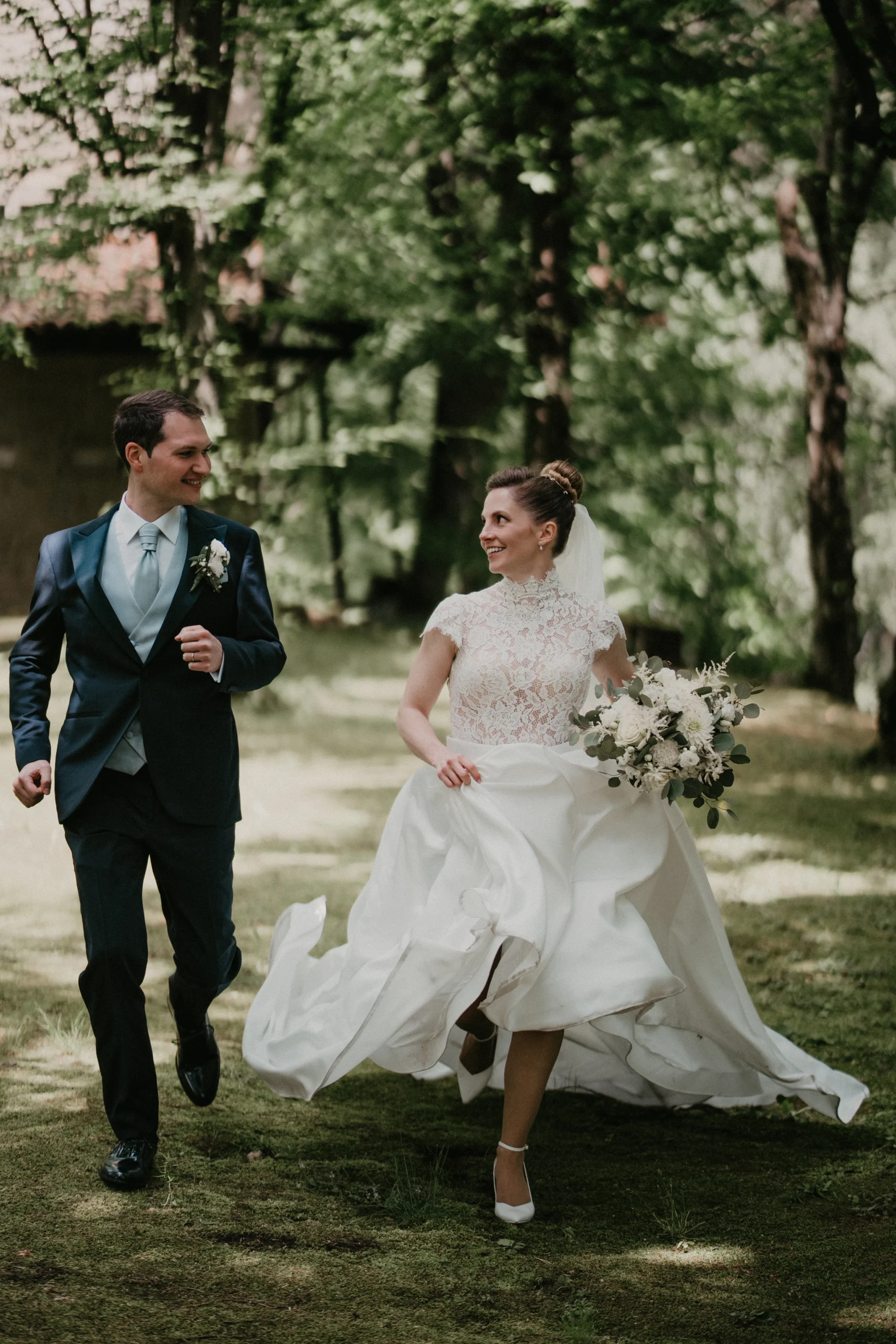 Sposi che corrono nel parco di Corte Gelsi dopo il loro matrimonio