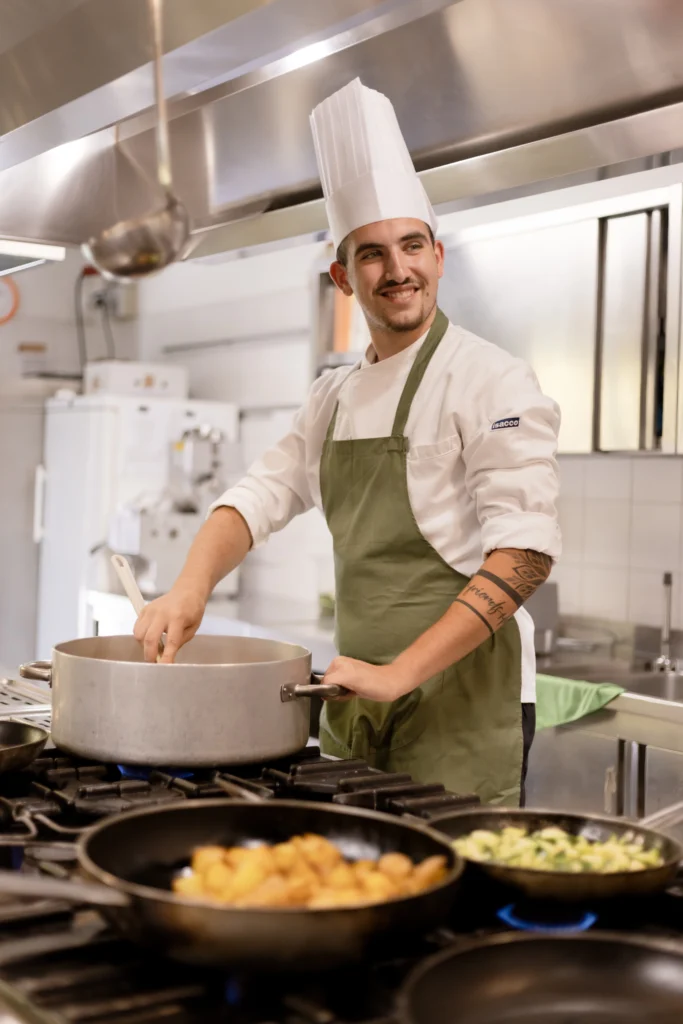 Chef del ristorante Corte Gelsi al lavoro in cucina